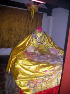 Tượng Mỵ Châu (cụt đầu) tại am thờ 