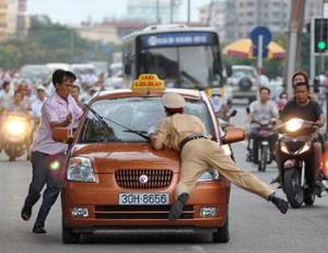 traffic-oto-vuot-den-do-hat-canh-sat-tren-noc-capo