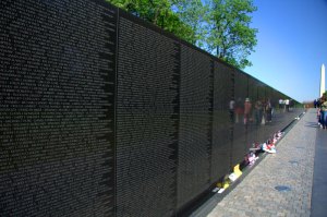 vietnam-veterans-memorial VVM với Đài Tưởng Niệm Washington (Tháp bút chì) phía cuối ảnh
