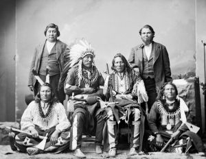 Big-Elk-Standing-Buffalo-White-Eagle-Standing-Bear-Ponca-1877 Phải qua trái: Hươu Lớn, Trâu Đứng, Tù trưởng Ó Trắng, Gấu Đứng--Ponca 1877