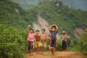vietnamese-children-running vietnamese-children-running