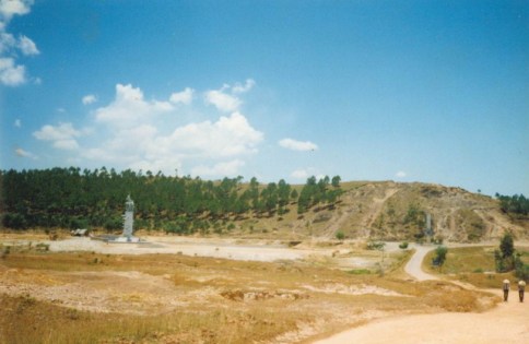 Tương đài Đồng Lộc, khi còn hoang vu, tháng 5 năm 1995, khi TĐH đến thăm 
