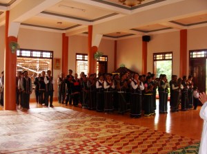 Nhiều Phật tử đi dự lễ chùa