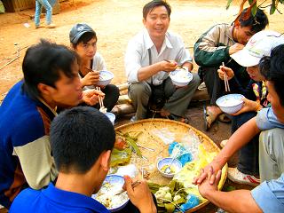 Bữa ăn đạm bạc của các tình nguyện viên