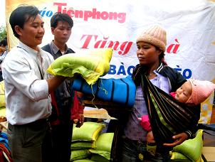 Tặng quà cho đồng bào nghèo