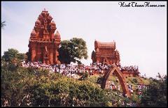 thap poklongarai trong ngay tet Kate