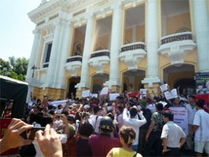 bieutinh070311-nhahatlon