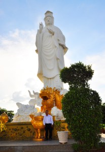 Ông Hà dưới chân Tượng