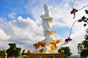 Tượng Phật bà trên đồi cao