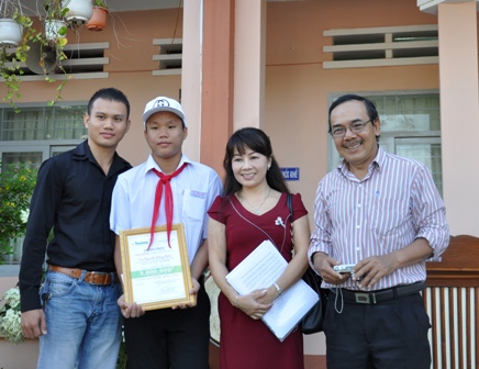 Từ trái qua Trung Hiếu. Thiên Nga. Trần Can_2