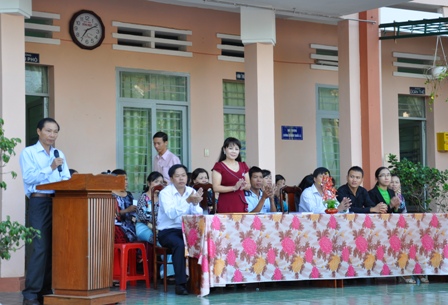 Thầy Hiệu phó giới thiệu đại diện Hội đồng quản trị Học bổng Đọt Chuối Non dự lễ_2
