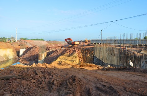 Đào kênh S4A vắt ngang tỉnh lộ 1