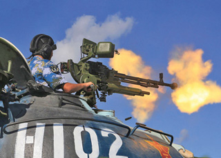 Quân Trung Quốc đồn trú trái phép ở “TP.Tam Sa” vừa tập trận bắn đạn thật - Ảnh: Nhân Dân nhật báo