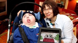 Cậu bé Adam Bojelian (trái, 12 tuổi) và mẹ mình - bà Zoe- Ảnh: Daily Mail