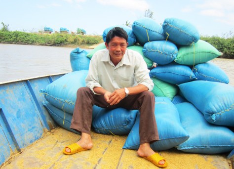 Ông Kỷ đưa lúa về nhà