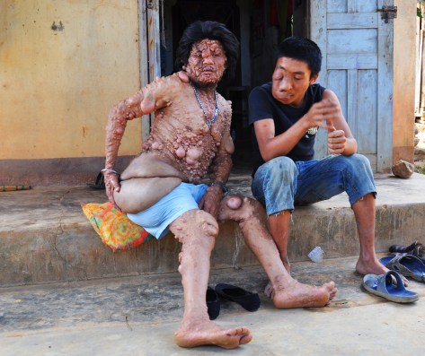 Cha con ông Tê trước nhà