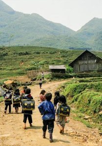 tre-con-dan-toc-di-hoc