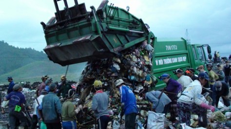 Rác và người ở Rù Rì - Ảnh: P.S.NGÂN