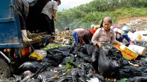 Dù tuổi cao sức yếu, bà Trần Thị Bông vẫn cùng con cái đi lượm phế liệu ở bãi rác Rù Rì để có tiền tiêu tết - Ảnh: TIẾN THÀNH