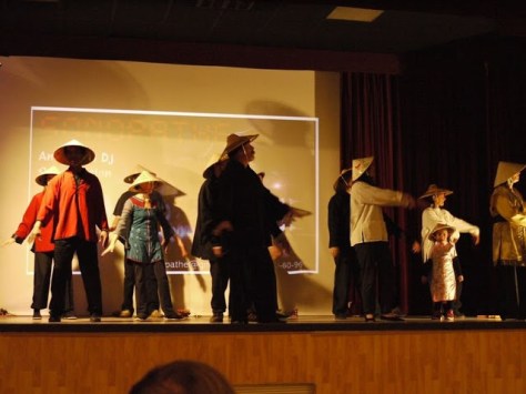 Biểu diễn Tài Chí.  Nón và áo quần thì vừa Tàu vừa ta :-).