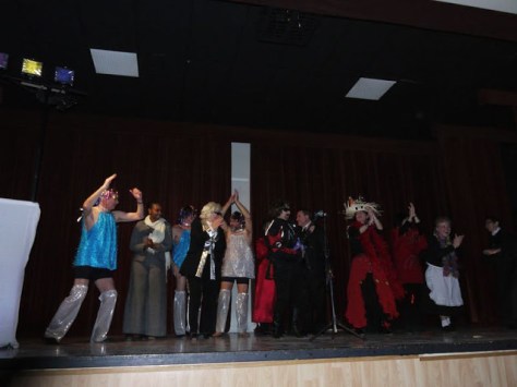 Văn nghệ cây nhà lá vườn.