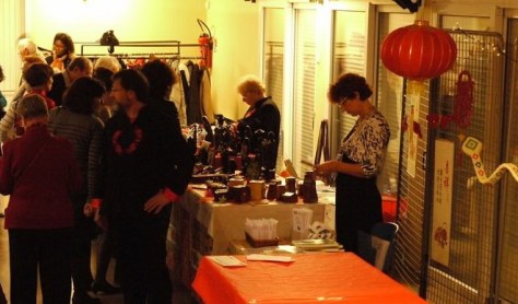 Đèn lồng và con rắn Quý Tỵ bằng giấy (bên phải)