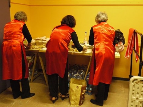 Áo dài biến tấu hở hang quá nên chỉ được mặc khoác bên ngoài