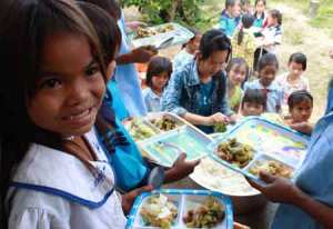 1354503214-bua-an-hoc-sinh-mien-nui