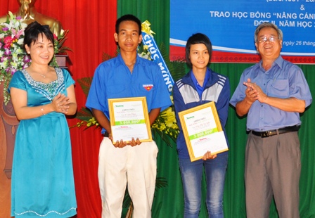 Anh Dương Thanh Tương Chủ tịch Hiệp hội Các Doanh nghiệp tỉnh cũng góp 5 triệu đồng mua sách ủng hộ Học bổng Đọt Chuối