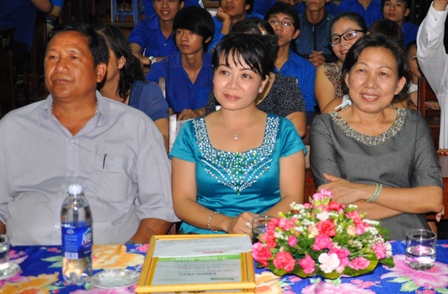 Khăm Phết Lào mua 120 bộ sách còn chị Lan in tặng giấy mời và mẫu chứng nhận học bổng Đọt Chuối