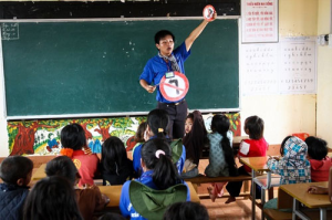 sinh-vien-tinh-nguyen-tuyen-truyen-luat-giao-thong-1