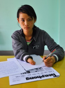 Tú Anh viết bằng tay trái