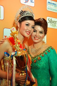 Đương kim Hoa hậu CDTVN Triệu Thị Hà với phó BTC Đoàn Thị Kim Hồng