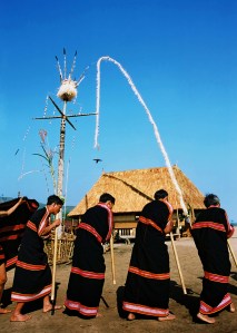 Cúng nhà mới - Ảnh: Bảo Hưng