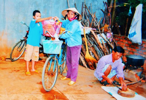 Gia đình chị Chính lam lũ kiếm sống
