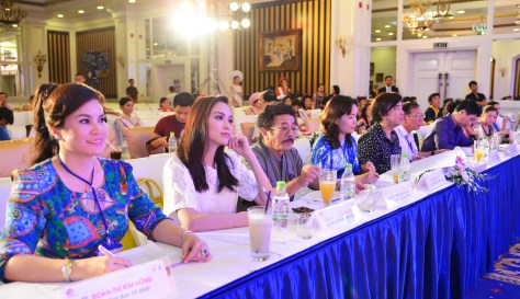 Nhà văn Chu Lai giữa các người đẹp trong Hội đồng chấm thi