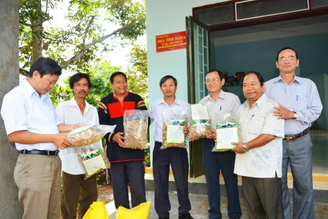 Tặng thuốc cho khách dự lễ