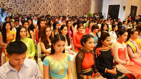 Thí sinh các dân tộc dự họp  báo