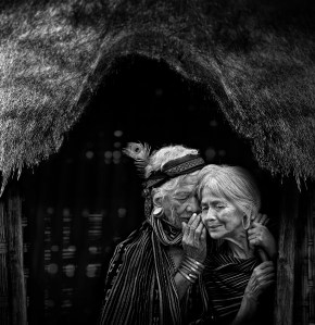 Thầm thì - Ảnh: Bảo Hưng