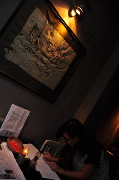 Chào đón khách đến với đêm Thiền và Trà