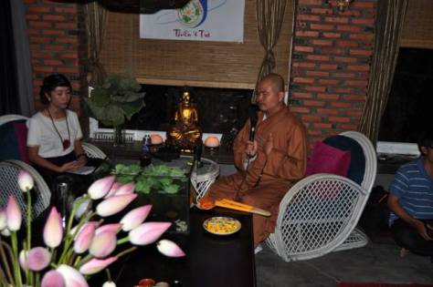 Chương trình bắt đầu bằng hơi thở chánh niệm tĩnh thức