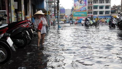 Mỗi lần mưa lớn, Tp HCM ngập nặng - Ảnh: Hữu Khoa