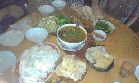 Mỳ quảng gà, bánh tráng chiên, đậu nguyên vỏ chiên, trứng cút.. rất ngon do chị Thảo nấu