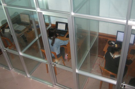 Một góc phòng thu clip và trả lời trực tuyến tại TLS