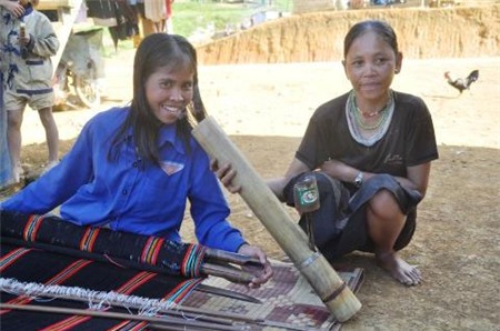 noi-dan-ba-va-tre-con-hut-thuoc-nhu-dan-ong_1