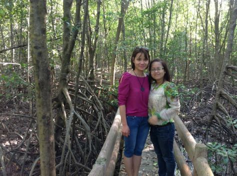 2 chị em trong rừng đước thuộc Khu du lịch Mũi Cà Mau