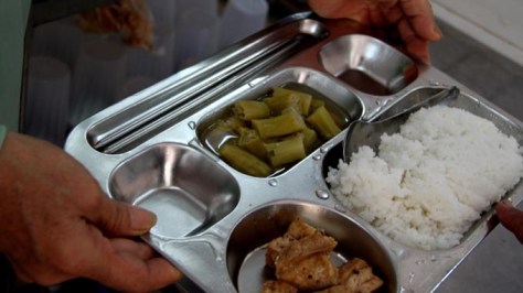 Mâm cơm từ thiện tươm tất sẵn sàng phục vụ khách - Ảnh: Tấn Đức