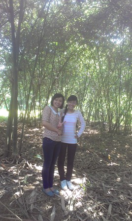 Vân Anh và Ngọc Nho trong vườn tre