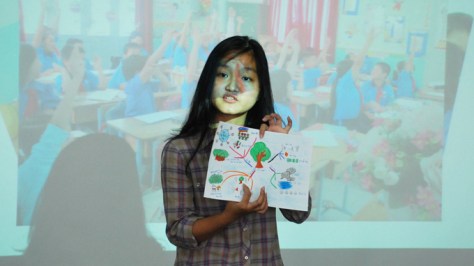 Phạm Phương Thảo - sinh viên ĐH Ngoại thương cơ sở 2 TP.HCM - giới thiệu dự án Nhật ký xanh cho chiến sĩ tí hon - Ảnh: Trung Uyên"