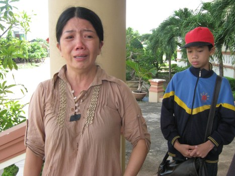 Vợ Bs Lào bật khó trước UBND huyện Buôn Đôn